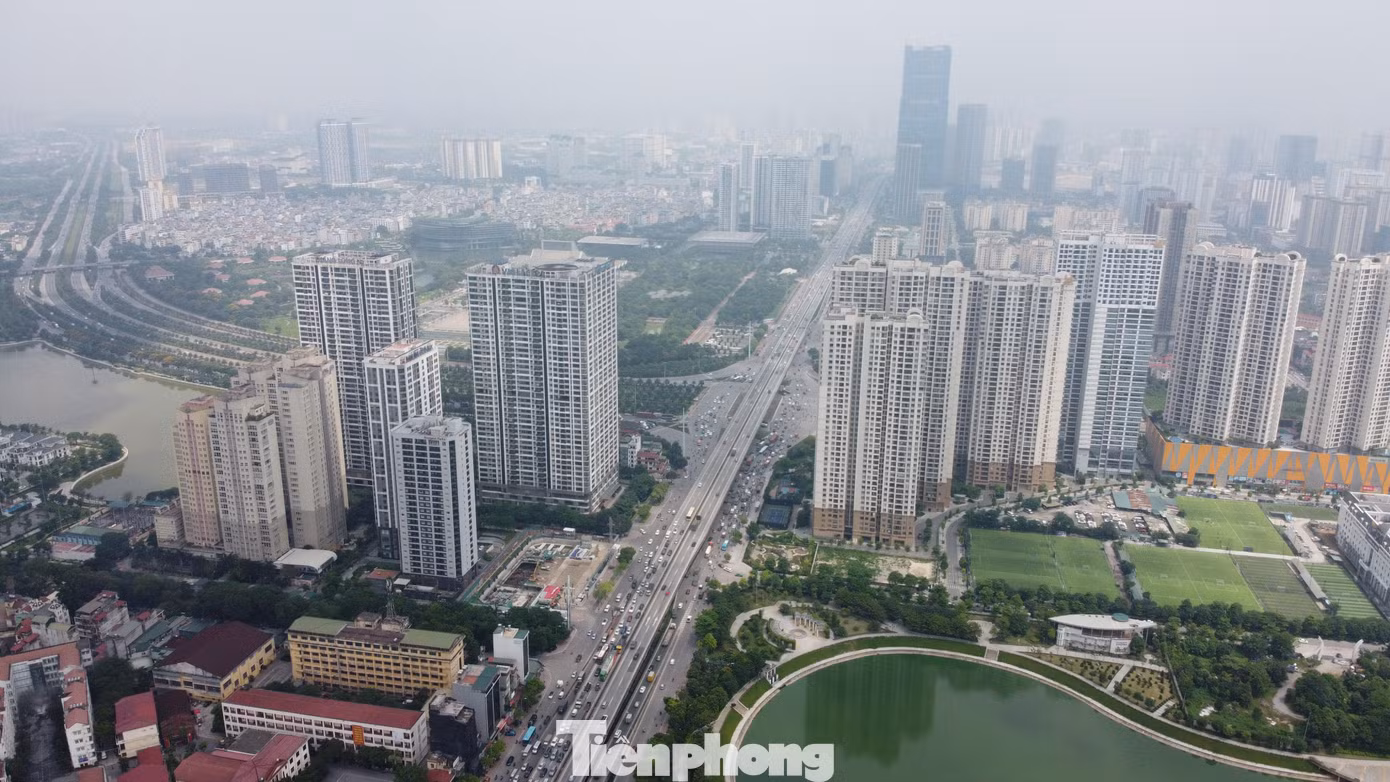 Toàn cảnh tuyến đường Lê Văn Lương - Tố Hữu "oằn mình cõng" vô số nhà cao tầng.