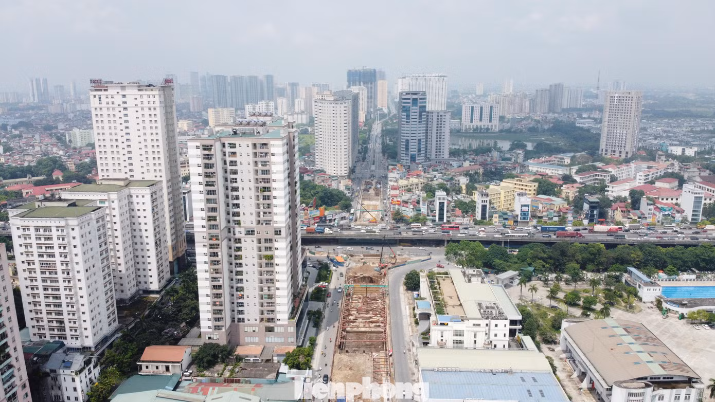 Nơi đây luôn trở thành “điểm nóng” của thủ đô trong những khung giờ cao điểm cả sáng và chiều.