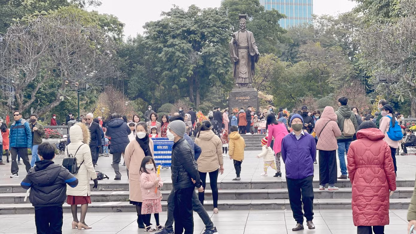 Mùng 2 Tết, dù thời tiết lạnh giá nhưng nhiều người dân Hà Nội vẫn đổ ra đường vui xuân, tận hưởng không khí ngày Tết. Trong ảnh: Khu vực tượng đài Lý Thái Tổ được nhiều người dân chọn làm điểm vui chơi, tham quan ngày Tết. Mùng 2 Tết, dù thời tiết lạnh giá nhưng nhiều người dân Hà Nội vẫn đổ ra đường vui xuân, tận hưởng không khí ngày Tết. Trong ảnh: Khu vực tượng đài Lý Thái Tổ được nhiều người dân chọn làm điểm vui chơi, tham quan ngày Tết.