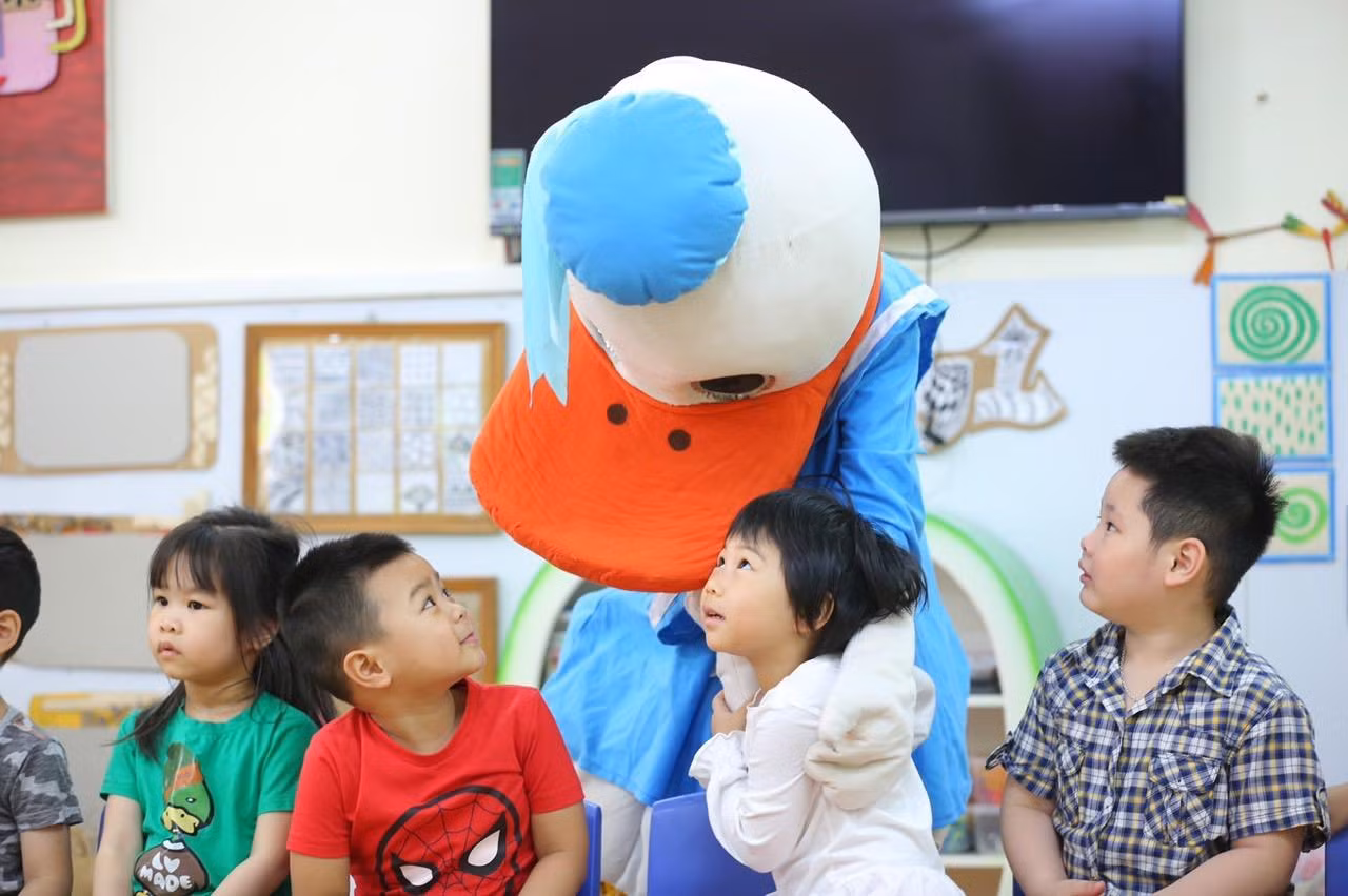 Anh Trung Kiên (quận Hai Bà Trưng) chia sẻ: “Tôi quyết định cho con đi học trở lại, tôi yên tâm khi các con quay trở lại trường học khi dịch bệnh đã được kiểm soát và công tác phòng, chống dịch của nhà trường cũng rất đảm bảo".