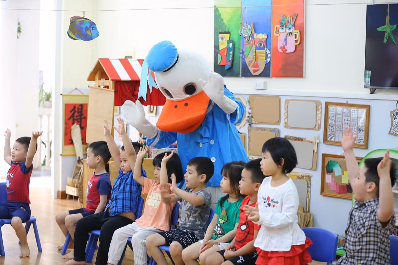 Cô Vũ Thị Hải Ngọc (Hiệu trưởng trường mầm non Vân Hồ) cho biết: “Để chuẩn bị tốt cho học sinh khi trở lại trường, toàn bộ giáo viên nhà trường đã được tập huấn cách phòng, chống dịch. Nhà trường có 300 học sinh với 12/13 lớp các con trở lại học hôm nay. Nhà trường cũng đang tổng hợp danh sách khoảng gần 100 bạn học sinh đủ 5 tuổi để chuẩn bị tiêm phòng, chống dịch COVID-19".