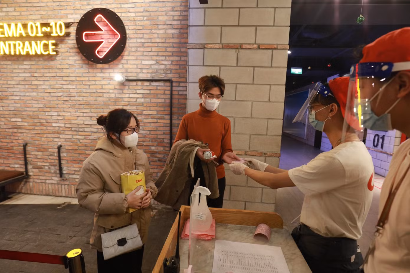 Mỗi khách trước khi vào rạp đều phải khai báo y tế, khử khuẩn và đo thân nhiệt.. để đảm bảo phòng chống dịch. Mỗi khách trước khi vào rạp đều phải khai báo y tế, khử khuẩn và đo thân nhiệt.. để đảm bảo phòng chống dịch.