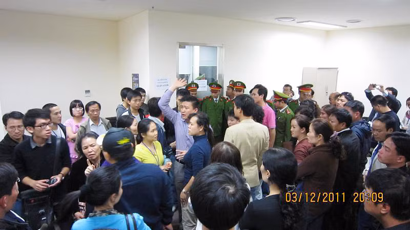 Các hộ dân bao vây văn phòng làm việc của ông Ha Jong Suk - Chủ tịch tập đoàn Keangnam Vina đòi mở thang máy ngày 3-12