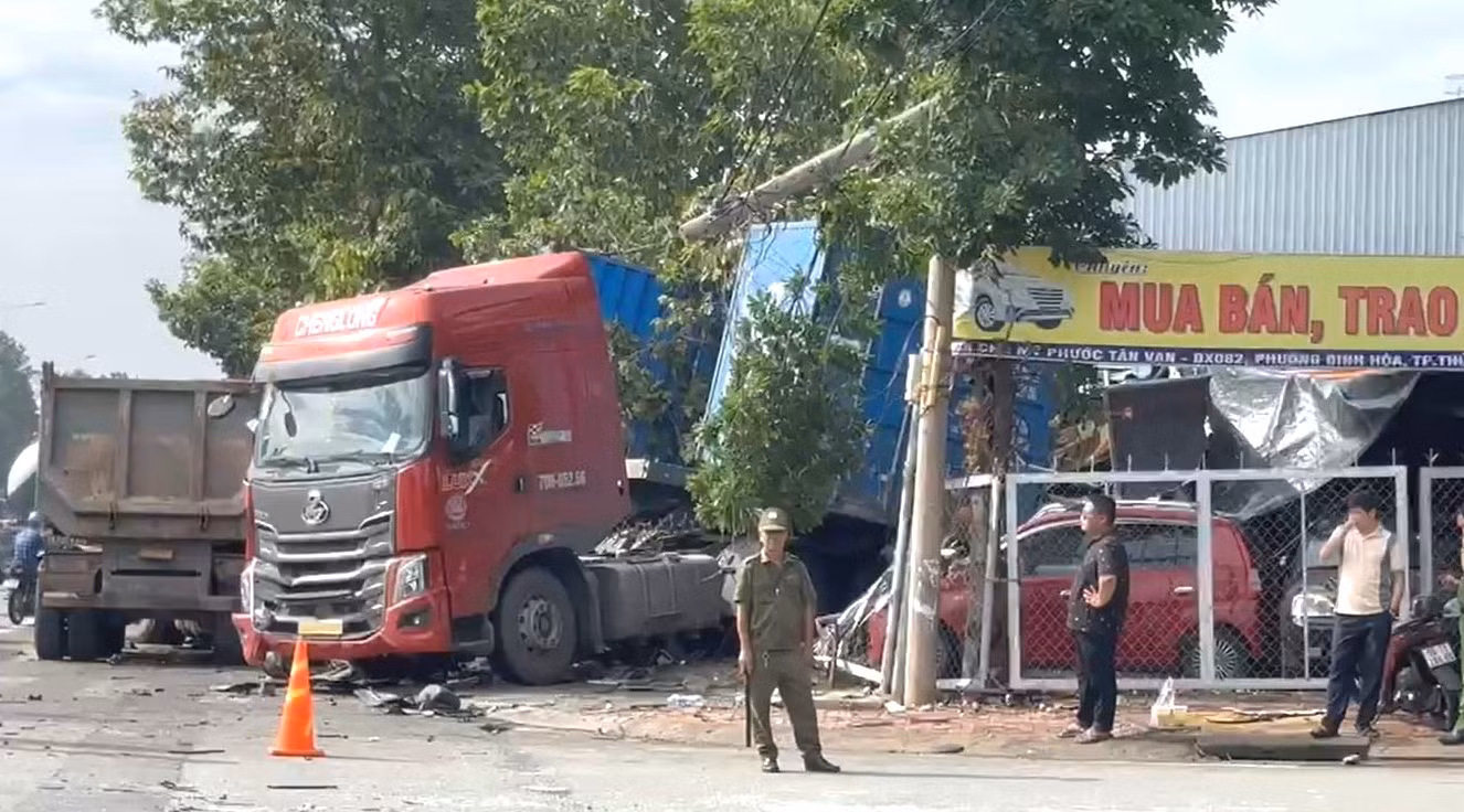 Xe ben và xe đầu kéo container lao vào cửa hàng bán ô tô cũ bên góc đường Mỹ Phước Tân Vạn - ĐX082 Xe ben và xe đầu kéo container lao vào cửa hàng bán ô tô cũ bên góc đường Mỹ Phước Tân Vạn - ĐX082