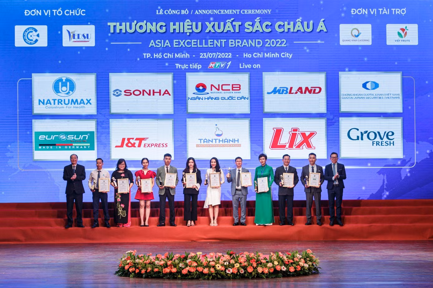 Công ty TNHH sản xuất Tân Thành vinh dự nằm trong TOP 10 - Thương hiệu xuất sắc Châu Á (xếp vị trí thứ 4 trong bảng thứ hạng, từ phải sang trái).