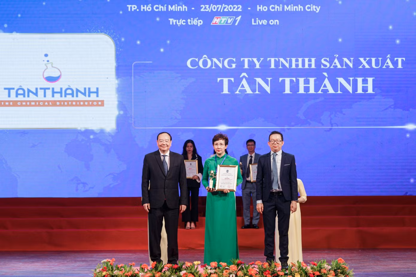 Bà Đinh Phương Thảo – Đại diện Công ty TNHH sản xuất Tân Thành lên nhận giải Thương hiệu xuất sắc Châu Á năm 2022.