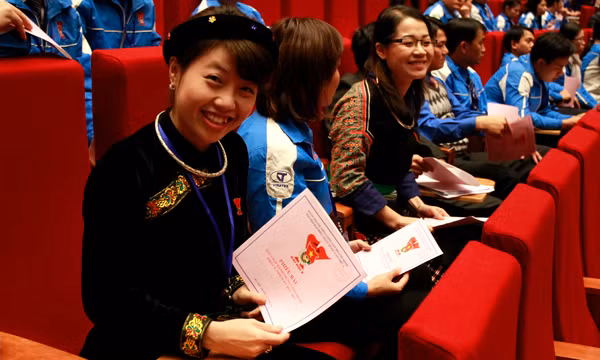 Nét tươi tắn của đại biểu cầm trên tay lá phiếu bầu những người tiêu biểu nhất vào Ban chấp hành T.Ư Đoàn khóa mới