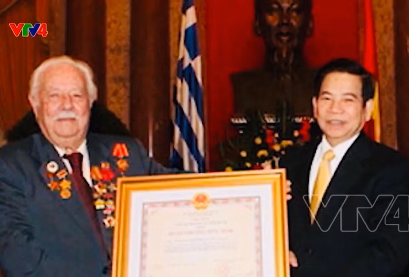 Chủ tịch nước Nguyễn Minh Triết trao bằng Công dân Việt Nam cho Kostas Sarantidis - Nguyễn Văn Lập
