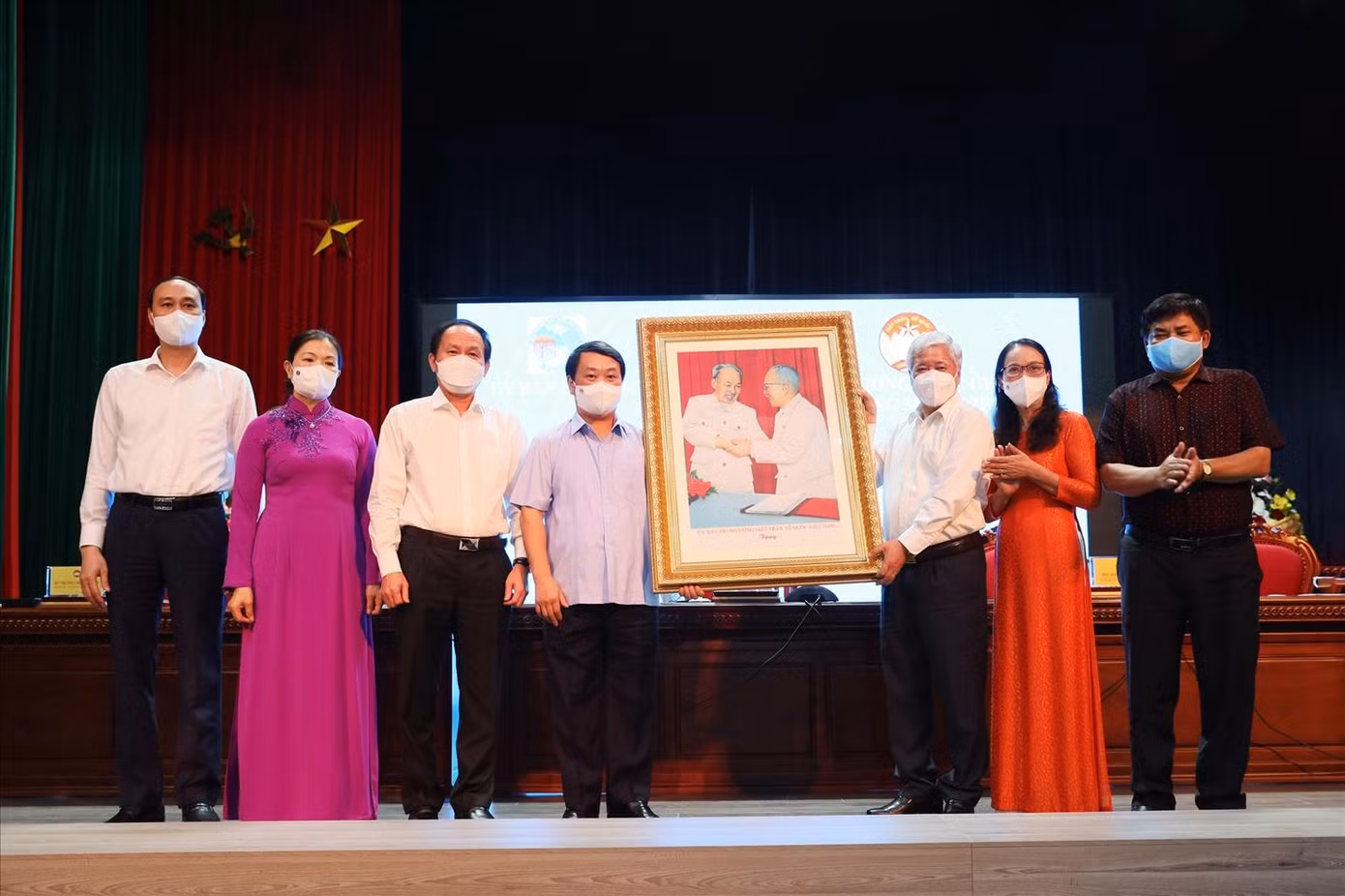 Bí thư Trung ương Đảng, Chủ tịch Ủy ban Trung ương MTTQ Việt Nam Đỗ Văn Chiến tặng quà lưu niệm cho UBDT