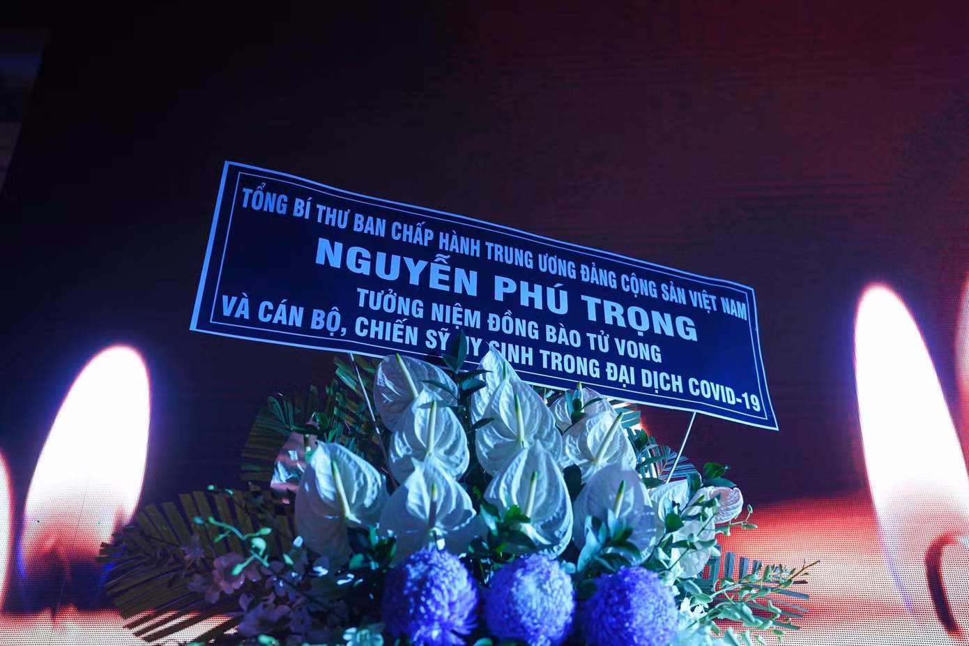 Tổng Bí thư Nguyễn Phú Trọng gửi lẵng hoa tưởng niệm đồng bào tử vong và cán bộ, chiến sĩ hy sinh trong đại dịch COVID-19. Tổng Bí thư Nguyễn Phú Trọng gửi lẵng hoa tưởng niệm đồng bào tử vong và cán bộ, chiến sĩ hy sinh trong đại dịch COVID-19.