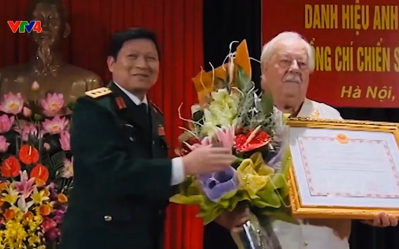 Lễ trao danh hiệu Anh hùng Lực lượng vũ trang nhân dân cho Kostas Sarantidis - Nguyễn Văn Lập