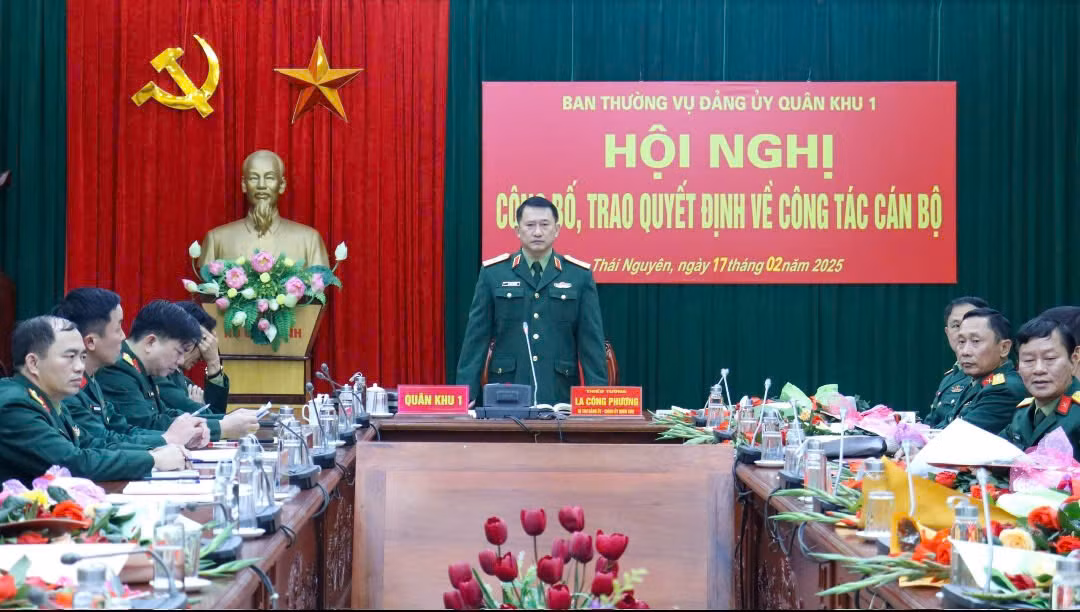 Thiếu tướng La Công Phương - Bí thư Đảng ủy, Chính ủy Quân khu 1, chủ trì hội nghị. Thiếu tướng La Công Phương - Bí thư Đảng ủy, Chính ủy Quân khu 1, chủ trì hội nghị.