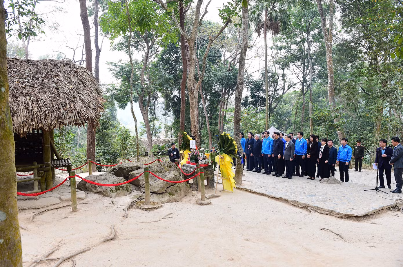 Đoàn đại biểu dâng hương tại Lán Nà Nưa. Đoàn đại biểu dâng hương tại Lán Nà Nưa.