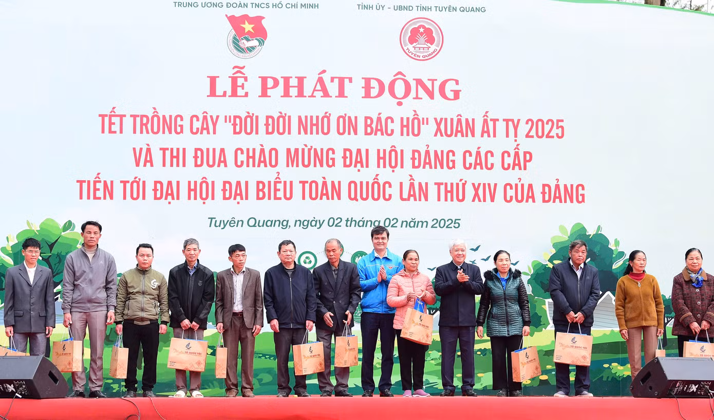 Trong khuôn khổ Lễ phát động, các đồng chí lãnh đạo Đảng, Nhà nước và Ban Bí thư Trung ương Đoàn trao 40 suất quà cho gia đình chính sách; 30 suất học bổng cho học sinh có hoàn cảnh khó khăn vươn lên trong học tập; 10 suất quà cho già làng, trưởng bản trên địa bàn huyện Sơn Dương, tỉnh Tuyên Quang với tổng trị giá 100 triệu đồng... Trong khuôn khổ Lễ phát động, các đồng chí lãnh đạo Đảng, Nhà nước và Ban Bí thư Trung ương Đoàn trao 40 suất quà cho gia đình chính sách; 30 suất học bổng cho học sinh có hoàn cảnh khó khăn vươn lên trong học tập; 10 suất quà cho già làng, trưởng bản trên địa bàn huyện Sơn Dương, tỉnh Tuyên Quang với tổng trị giá 100 triệu đồng...