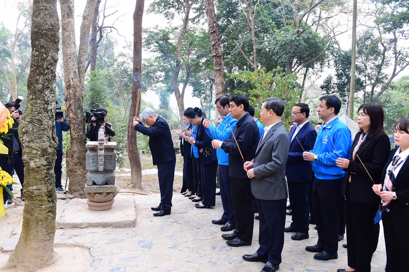 Đoàn đại biểu dâng hương tại Lán Nà Nưa. Đoàn đại biểu dâng hương tại Lán Nà Nưa.