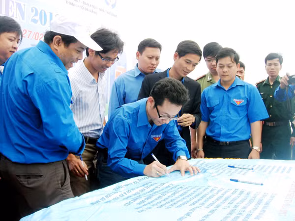 Tuổi trẻ Đà Nẵng ký cam kết bảo vệ môi trường Ảnh: Hoài Văn 