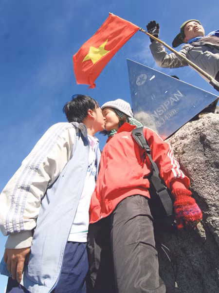 Nụ hôn cao nhất Đông Dương của Xuân Thịnh - Thu An. Ảnh: Xuân Tùng