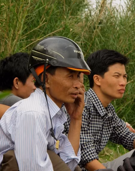 Anh Hưng (trái, anh rể anh Huy) đang nỗ lực liên lạc với các nguồn tin để tìm kiếm thi thể chị Huyền