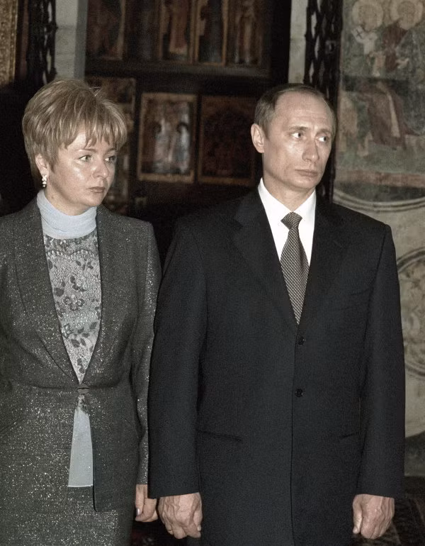 Ông Putin cùng vợ tại điện Kremlin, thủ đô Moscow trong buổi nhậm chức đầu tiên của ông Putin vào năm 2000