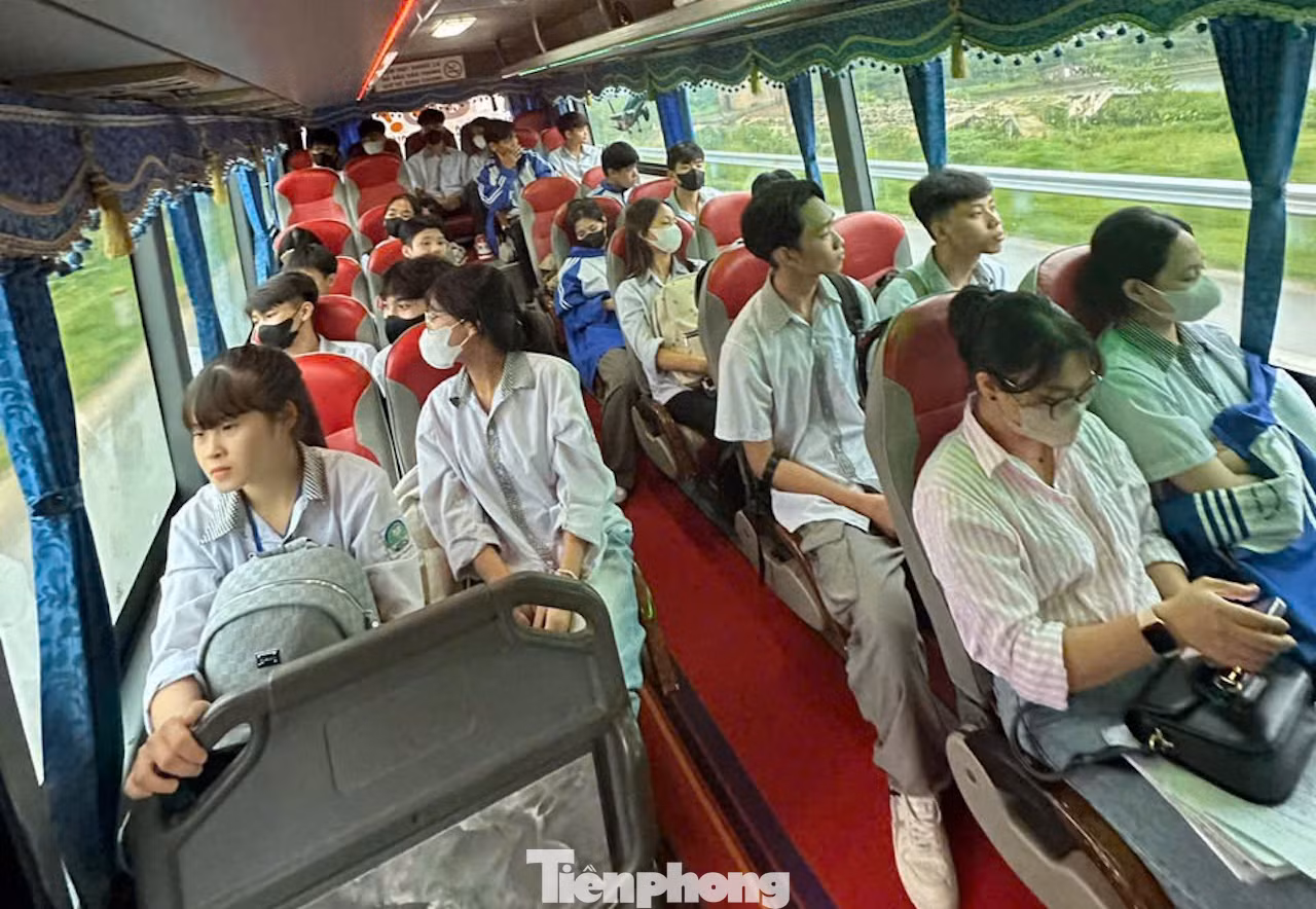 Người dân, học sinh được anh Đà chở miễn phí huyện Tam Nông về huyện Lâm Thao.