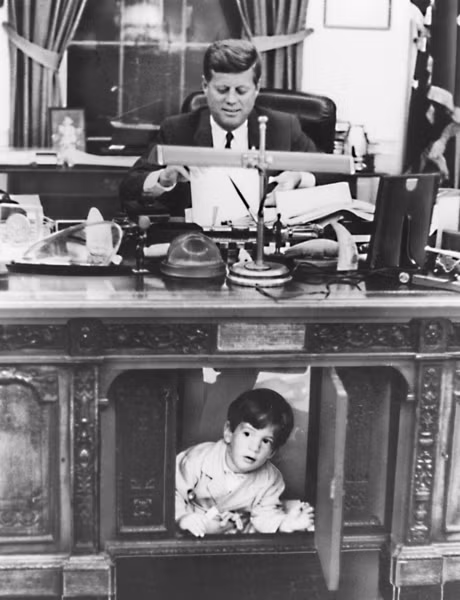 Tổng thống cùng con trai John F. Kennedy Jr.