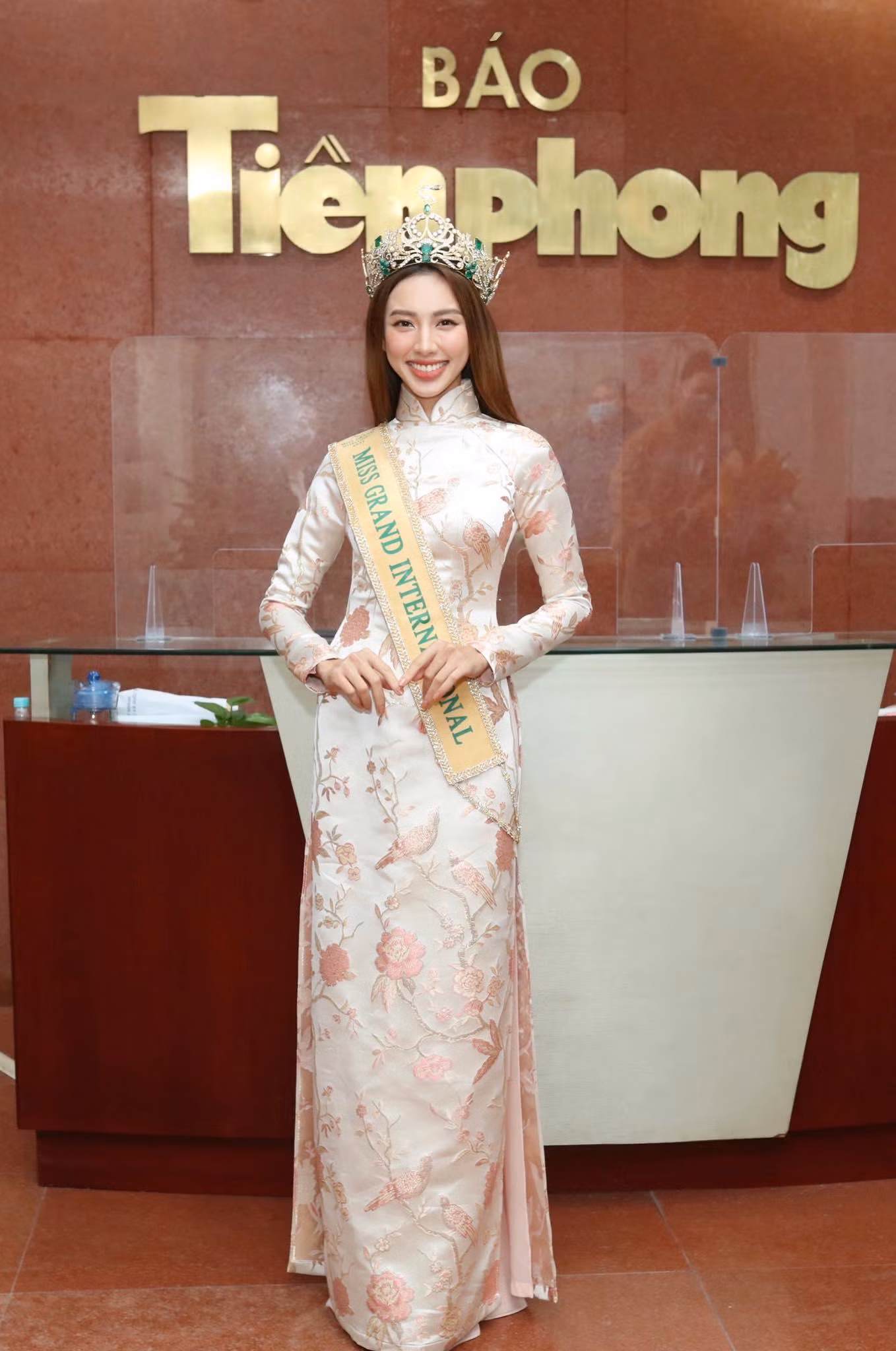“Khi Tiên đã đội được chiếc vương miện trên đầu, Tiên nghĩ mình có thể làm nhiều thứ hơn với các chiến dịch thiện nguyện không chỉ ở trong nước mà còn ở các nước khác. Tiên chắc chắn sẽ sử dụng nó để giúp đỡ nhiều mảnh đời hơn nữa”- Thùy Tiên chia sẻ. “Khi Tiên đã đội được chiếc vương miện trên đầu, Tiên nghĩ mình có thể làm nhiều thứ hơn với các chiến dịch thiện nguyện không chỉ ở trong nước mà còn ở các nước khác. Tiên chắc chắn sẽ sử dụng nó để giúp đỡ nhiều mảnh đời hơn nữa”- Thùy Tiên chia sẻ.