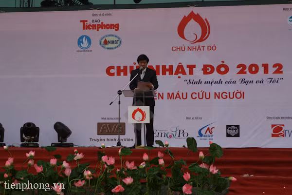 Ông Đoàn Công Huynh- Tổng Biên tập báo Tiền Phong phát biểu khai mạc Chủ Nhật Đỏ. Ảnh: Minh Đức. Ông Đoàn Công Huynh- Tổng biên tập báo Tiền Phong phát biểu khai mạc Chủ Nhật Đỏ. Ảnh: Minh Đức