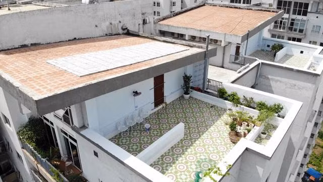 8 căn hộ trên tầng 21 chung cư Văn phòng Quốc hội tự ý cải tạo sửa chữa mái biến sân thượng chung cư thành "sân vườn" nhà mình. Ảnh. NT. 8 căn hộ trên tầng 21 chung cư Văn phòng Quốc hội tự ý cải tạo sửa chữa mái biến sân thượng chung cư thành "sân vườn" nhà mình. Ảnh. NT.