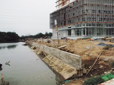 Cao ốc mọc trên kênh. Ảnh: T.N.A 