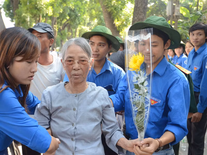 Những cụ già được thanh niên tình nguyện giúp đỡ đưa vào viếng Đại tướng