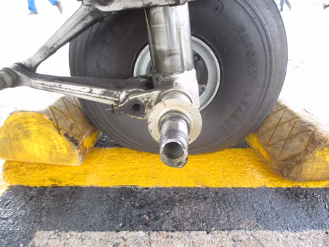 Chiếc trục càng bị gãy của chiếc ATR 72 bị sự cố. ảnh: TP