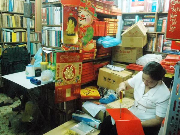 Tiệm sách cổ thưa vắng khách, chuyển sang bán lịch	Ảnh: T.N.A 