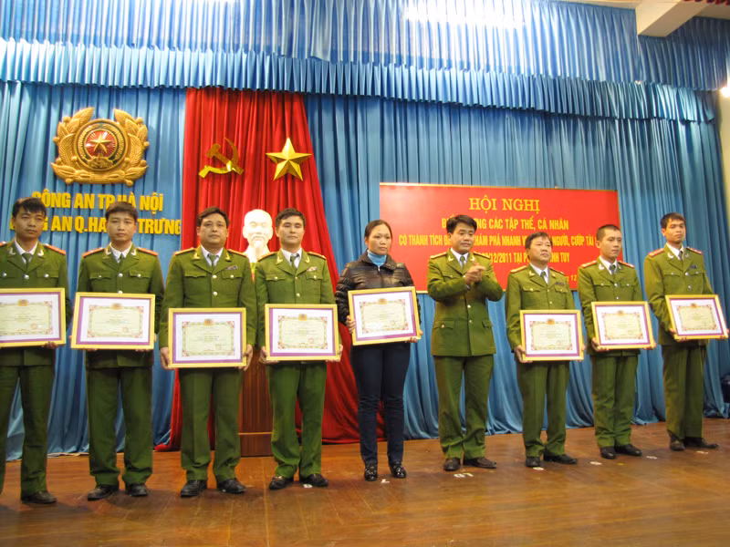 Đại tá Nguyễn Đức Chung trao bằng khen cho các cá nhân, tập thể xuất sắc phá án. Ảnh: Tuấn Nguyễn. Đại tá Nguyễn Đức Chung trao bằng khen cho các cá nhân, tập thể xuất sắc phá án. Ảnh: Tuấn Nguyễn