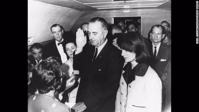 Cựu tổng thống Lyndon B. Johnson trong lễ nhậm chức lần thứ nhất vào ngày 22-11-1963. Cựu tổng thống Lyndon B. Johnson trong lễ nhậm chức lần thứ nhất vào ngày 22 11 1963