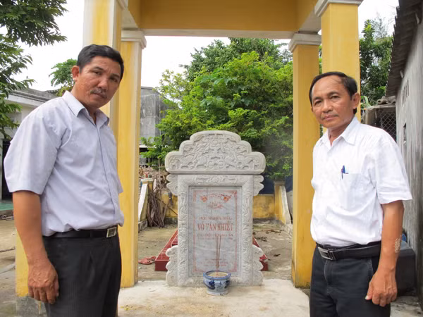 Mộ cai đội Hoàng Sa Võ Văn Khiết. TS Vũ đứng bên phải Ảnh: NDV