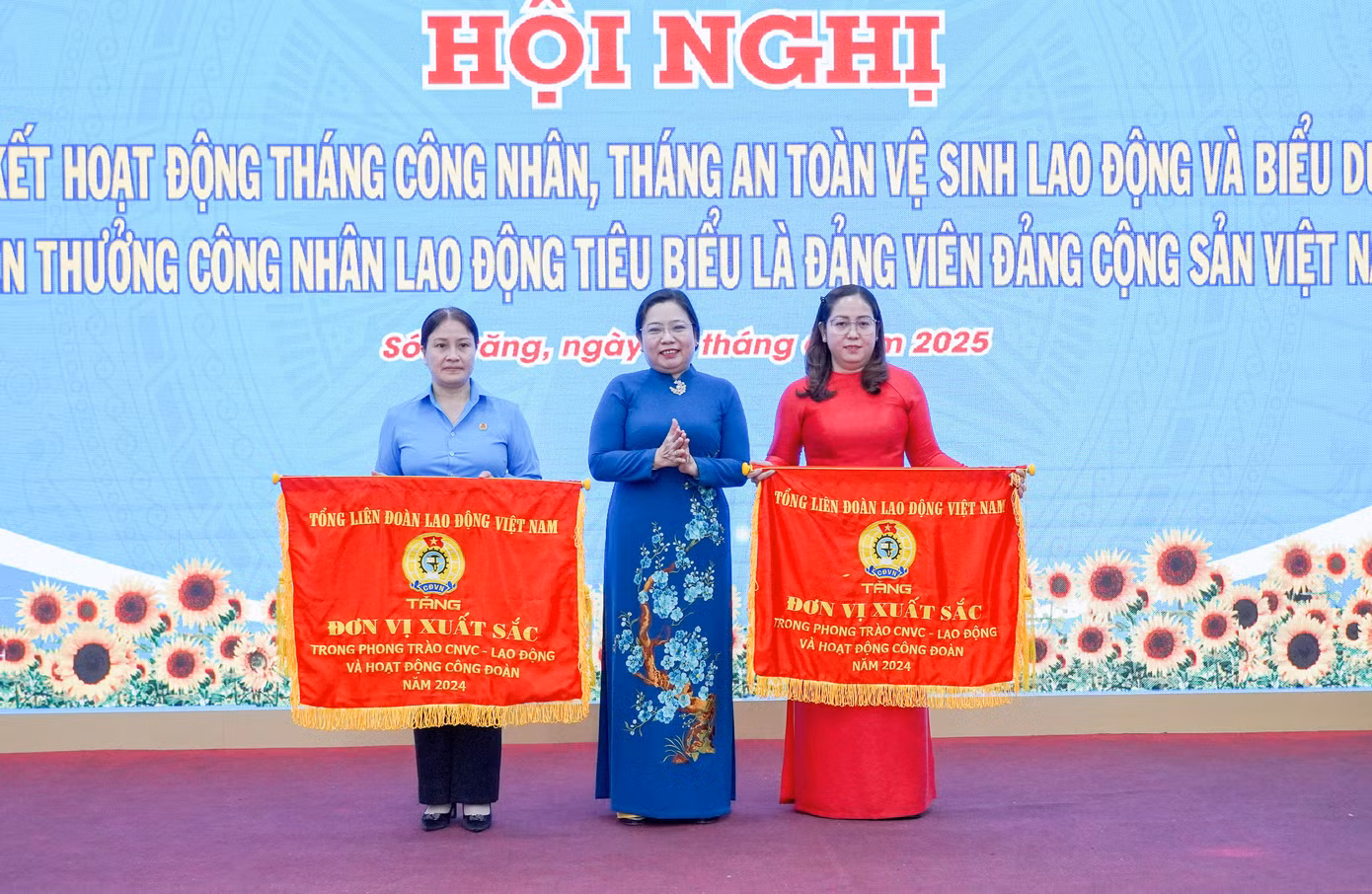 Bà Hồ Thị Cẩm Đào trao Cờ thi đua của Tổng LĐLĐ Việt Nam cho 2 tập thể xuất sắc. Bà Hồ Thị Cẩm Đào trao Cờ thi đua của Tổng LĐLĐ Việt Nam cho 2 tập thể xuất sắc.