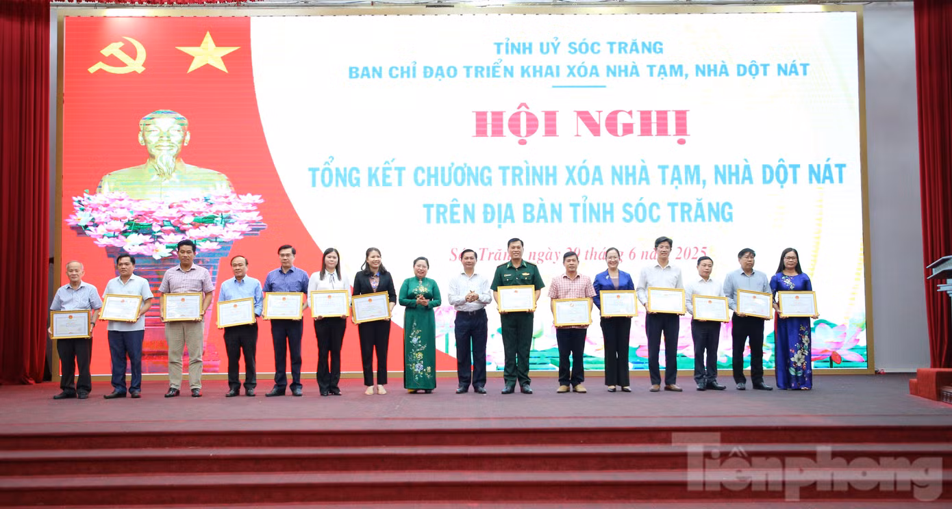 Sóc Trăng khen thưởng các tập thể, cá nhân tiêu biểu trong chương trình xóa nhà tạm, nhà dột nát. Ảnh: Nhật Huy.