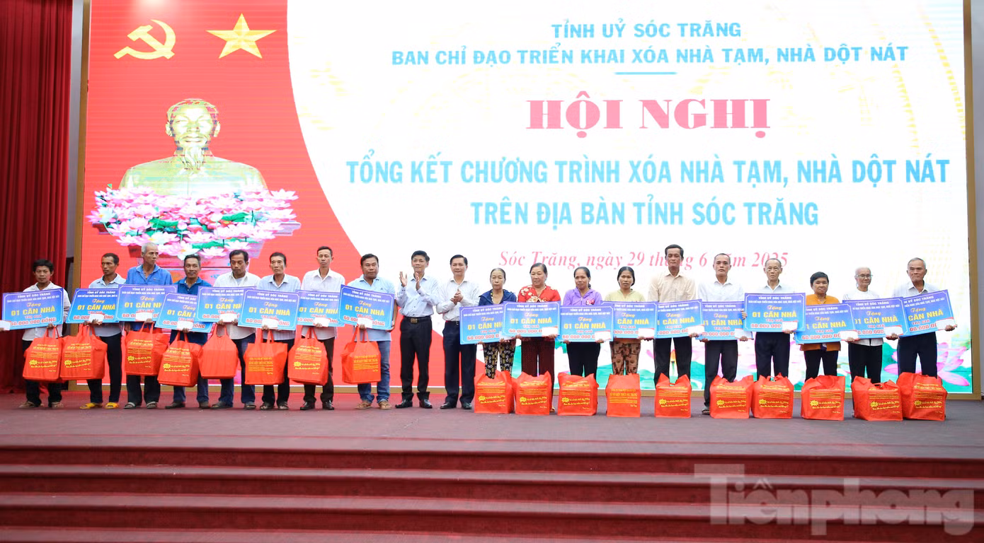 Lãnh đạo Tỉnh uỷ, UBND tỉnh Sóc Trăng trao bảng tượng trưng nhà cho các hộ dân.
