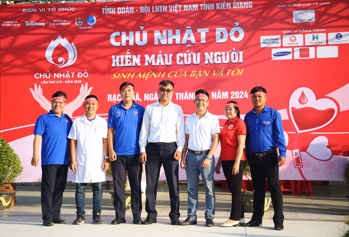 Các đại biểu chụp ảnh lưu niệm. Các đại biểu chụp ảnh lưu niệm.