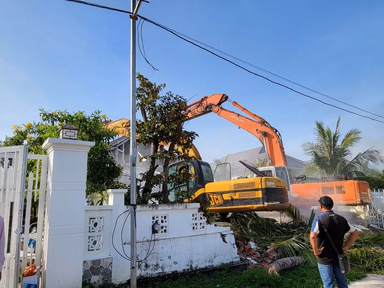 Lực lượng chức năng đang tháo dỡ 2/79 căn biệt thự trái phép. Lực lượng chức năng đang tháo dỡ 2/79 căn biệt thự trái phép.