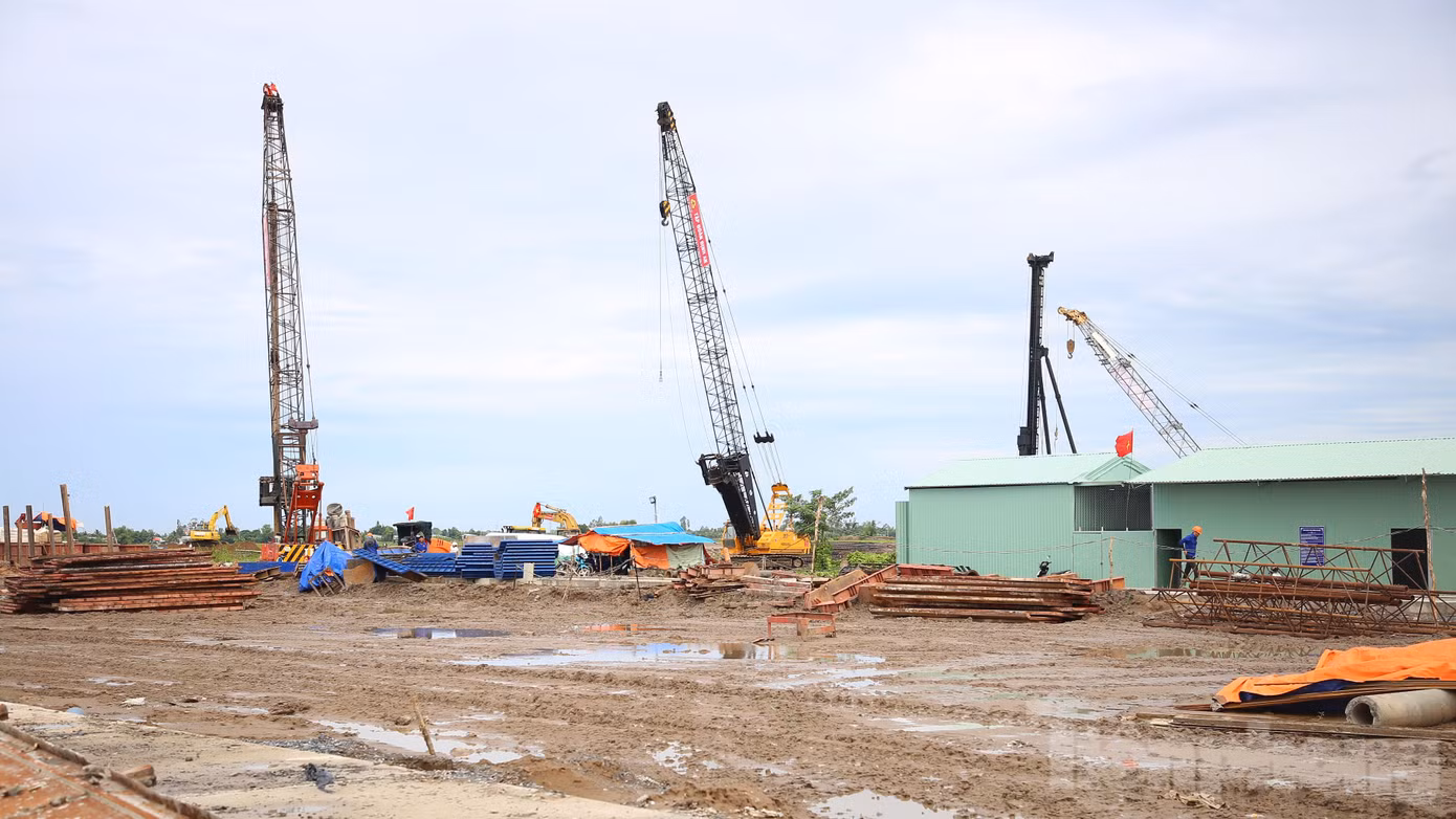 Toàn dự án thành phần 2 cần 7 triệu m3 cát, tỉnh An Giang đã cấp mỏ cát ở xã Bình Phước Xuân, huyện Chợ Mới với khoảng 2,4 triệu m3 cát (đã khai thác giữa tháng 4/2024). Ảnh: Nhật Huy. Toàn dự án thành phần 2 cần 7 triệu m3 cát, tỉnh An Giang đã cấp mỏ cát ở xã Bình Phước Xuân, huyện Chợ Mới với khoảng 2,4 triệu m3 cát (đã khai thác giữa tháng 4/2024). Ảnh: Nhật Huy.