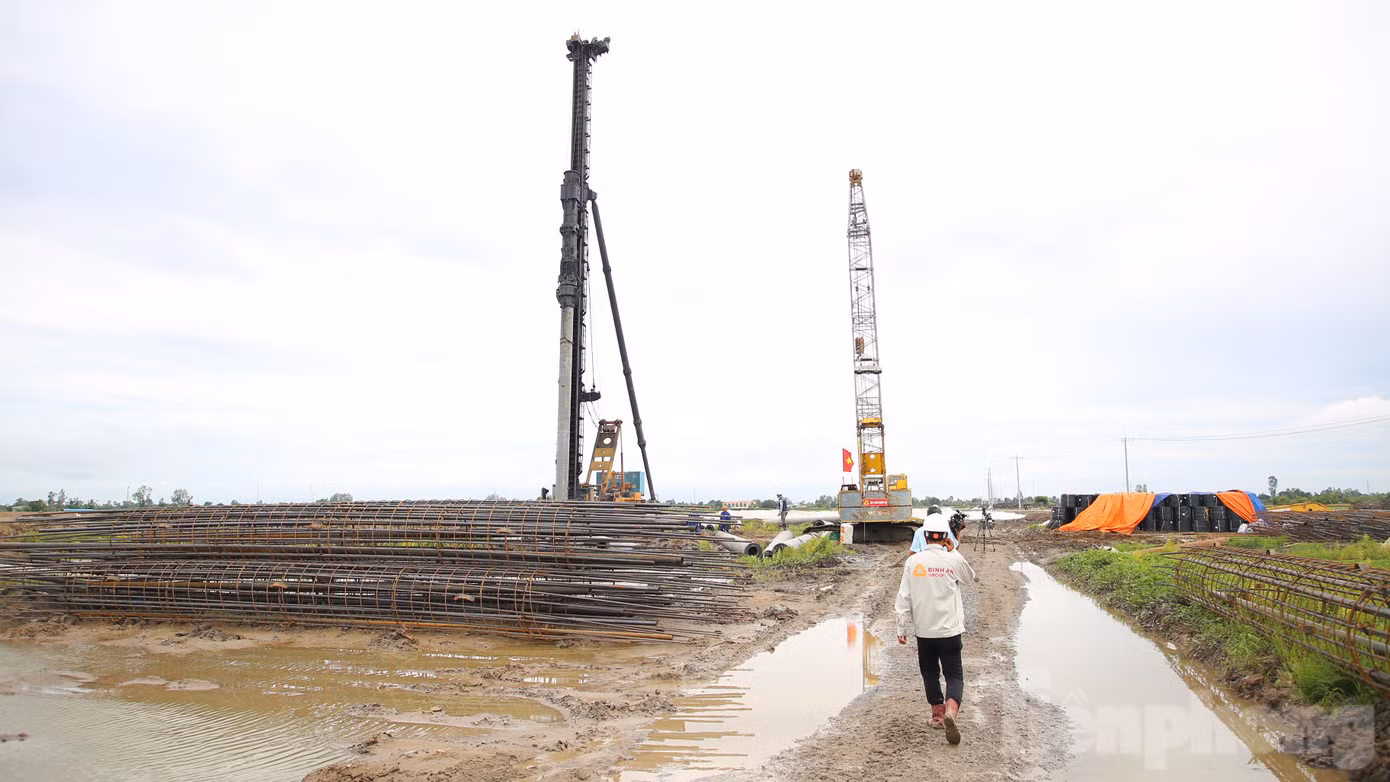 Dự án thành phần 2 cao tốc Châu Đốc - Cần Thơ - Sóc Trăng có 5 gói thầu xây lắp (4 gói thầu xây lắp và 1 gói thầu xây lắp hệ thống an toàn giao thông). Đến nay, tổng giá trị thực hiện các gói thầu xây lắp đạt gần 5% (chậm so với kế hoạch khoảng 13%). Ảnh: Nhật Huy. Dự án thành phần 2 cao tốc Châu Đốc - Cần Thơ - Sóc Trăng có 5 gói thầu xây lắp (4 gói thầu xây lắp và 1 gói thầu xây lắp hệ thống an toàn giao thông). Đến nay, tổng giá trị thực hiện các gói thầu xây lắp đạt gần 5% (chậm so với kế hoạch khoảng 13%). Ảnh: Nhật Huy.