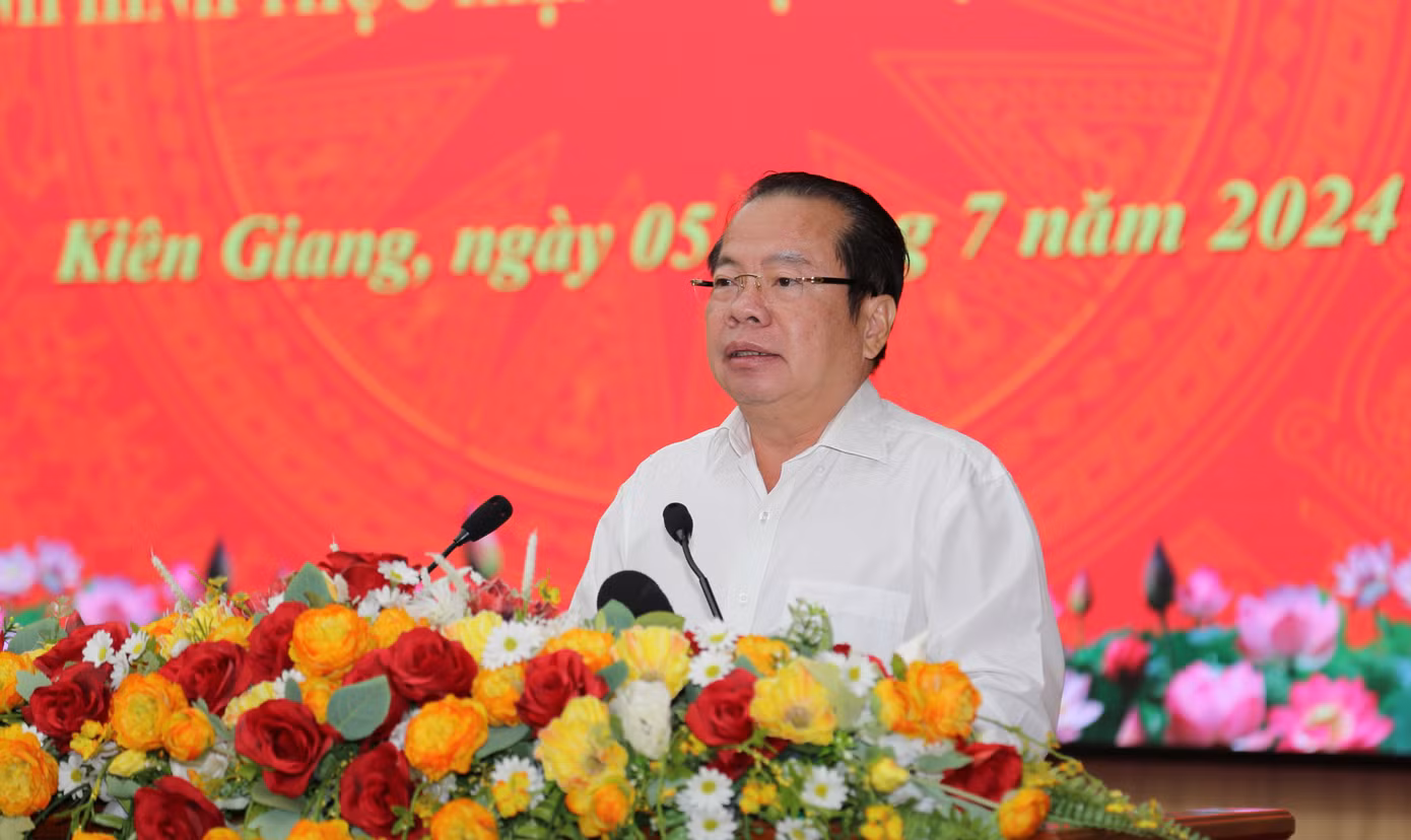 Phó bí thư Thường trực Tỉnh uỷ, Chủ tịch HĐND tỉnh Kiên Giang Mai Văn Huỳnh phát biểu chỉ đạo. Phó bí thư Thường trực Tỉnh uỷ, Chủ tịch HĐND tỉnh Kiên Giang Mai Văn Huỳnh phát biểu chỉ đạo.