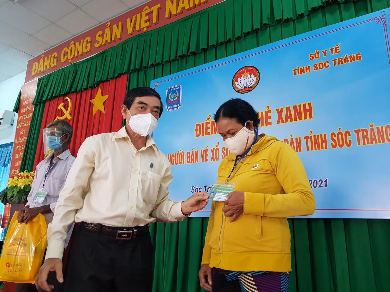 Ông Lê Văn Khanh - Chủ tịch Công ty TNHH MTV Xổ số kiến thiết Sóc Trăng trao thẻ xanh cho người bán vé số lẻ.