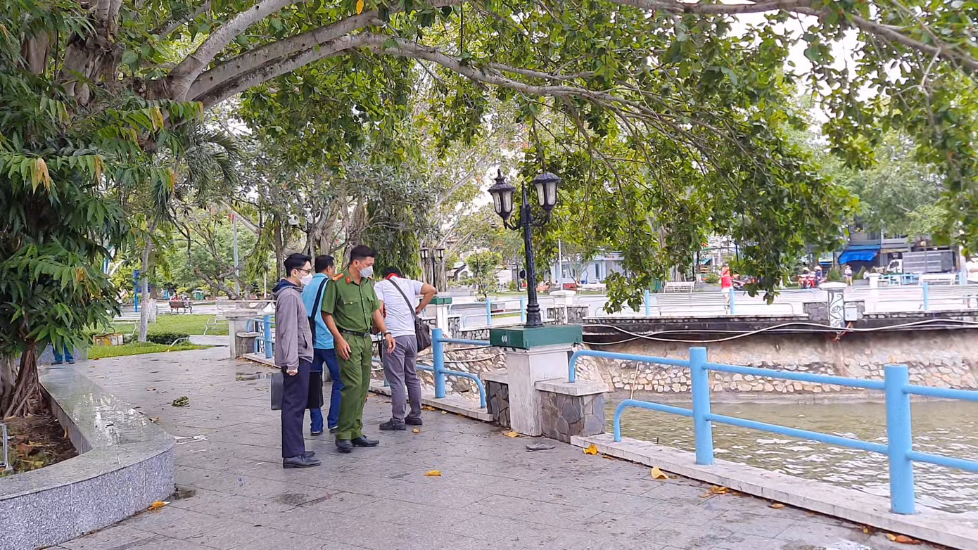 Lực lượng chức năng khám nghiệm hiện trường. Ảnh: Thảo Vy. Lực lượng chức năng khám nghiệm hiện trường. Ảnh: Thảo Vy.