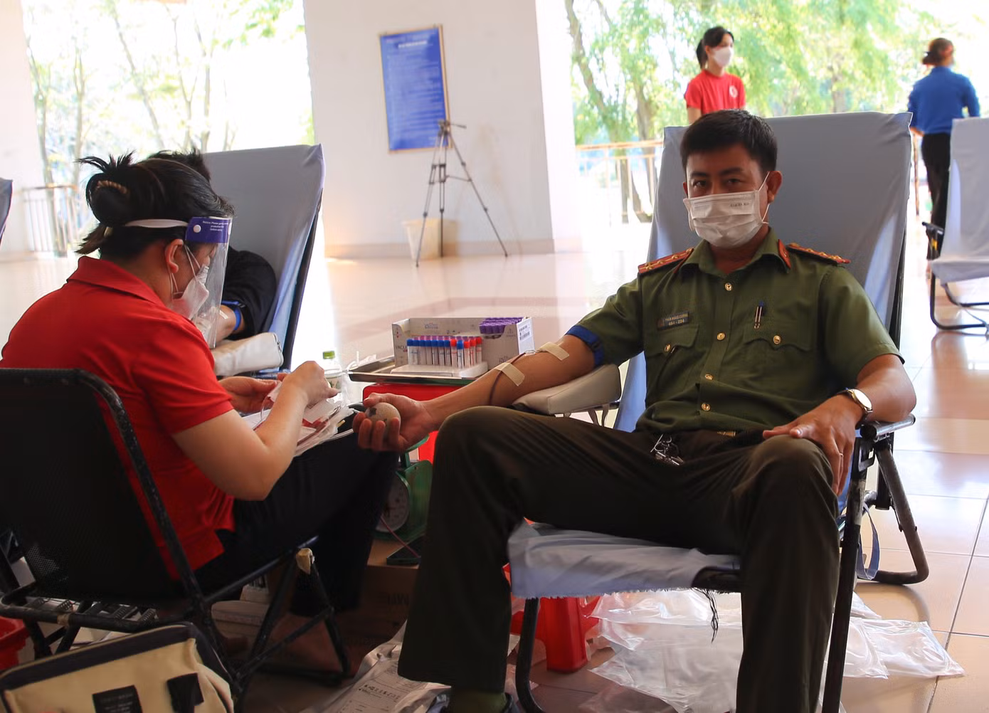 Đại uý Trần Hùng Cường (Công an tỉnh An Giang) với 20 lần hiến máu. Đại uý Trần Hùng Cường (Công an tỉnh An Giang) với 20 lần hiến máu.