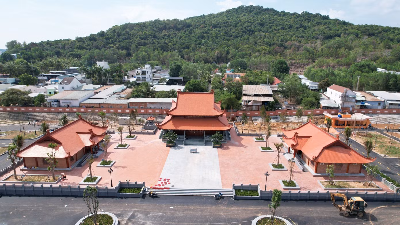 Riêng Nhà trưng bày về Chủ tịch Hồ Chí Minh có 3 phần nội dung: Câu chuyện kể về cuộc đời, sự nghiệp cách mạng của Chủ tịch Hồ Chí Minh; về tình cảm thiêng liêng sâu nặng của Bác với đồng bào, chiến sĩ miền Nam và sự quan tâm của Người trong việc giữ gìn, bảo vệ chủ quyền biển đảo thiêng liêng của Tổ quốc.