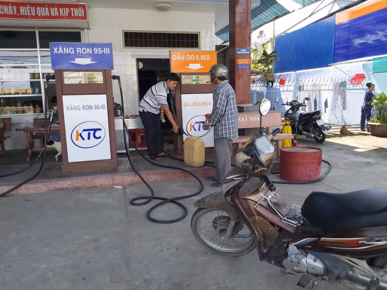 Có nhiều cửa hàng hết xăng, còn dầu. Có nhiều cửa hàng hết xăng, còn dầu.