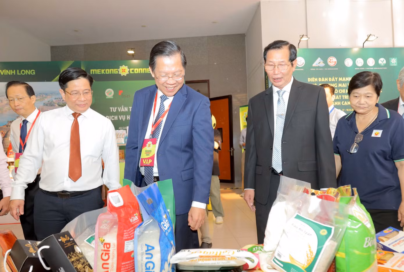Chủ tịch UBND TPHCM - Phan Văn Mãi cùng các đại biểu tham quan gian hàng tại Diễn đàn Mekong Connect 2024.