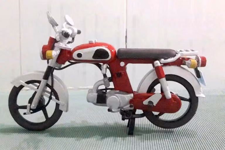 Những mô hình xe tí hon, nhưng mang trong đó nghị lực phi thường của chàng trai khiếm khuyết. Ảnh: P.V Những mô hình xe tí hon, nhưng mang trong đó nghị lực phi thường của chàng trai khiếm khuyết. Ảnh: P.V